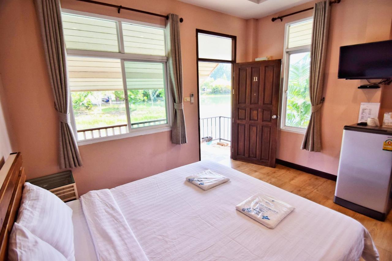Pirom Lake And Resort Si Maha Phot Habitación foto